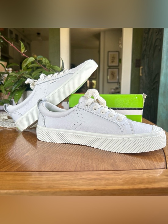 Cariuma Shoes - NWT CARIUMA Low White Premium Leather Sneaker